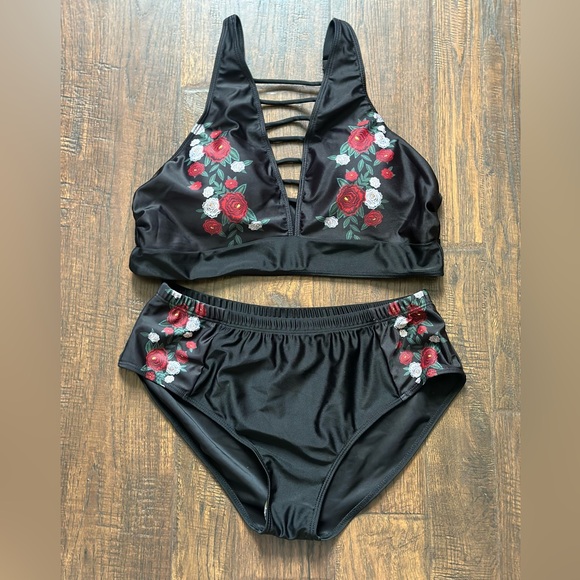 Source Unknown Other - Two piece swimsuit XXL black with flowers